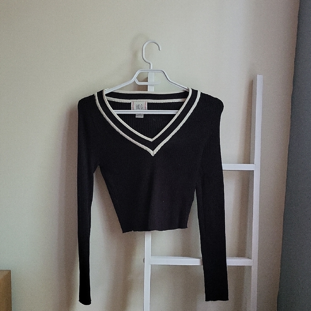 Academia Black and White V-Neck Ribbed Top